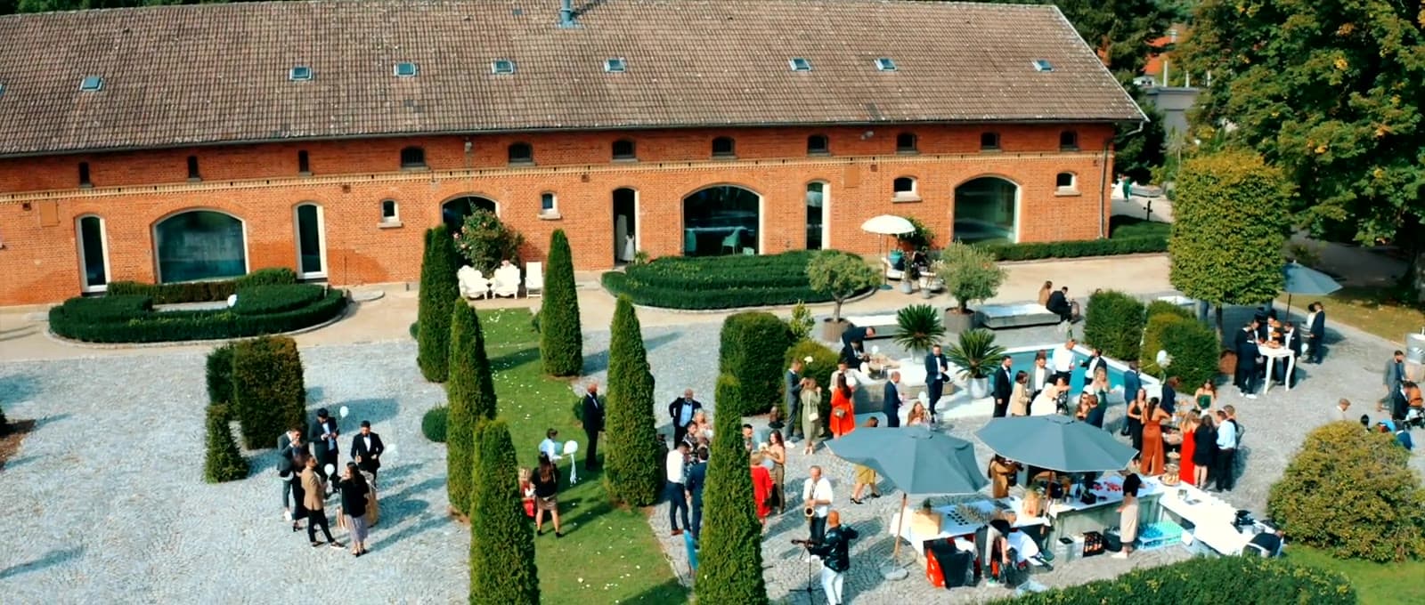 Hochzeitsgesellschaft im Innenhof aus der Luft – Destination Weddings