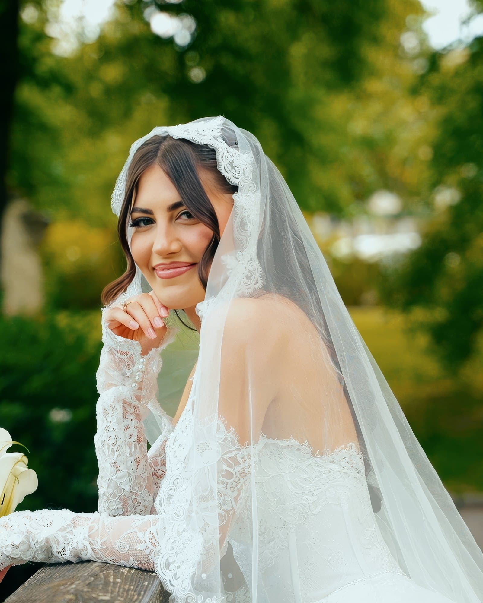 Brautportrait mit Schleier im Park – Hochzeitsfotografie München